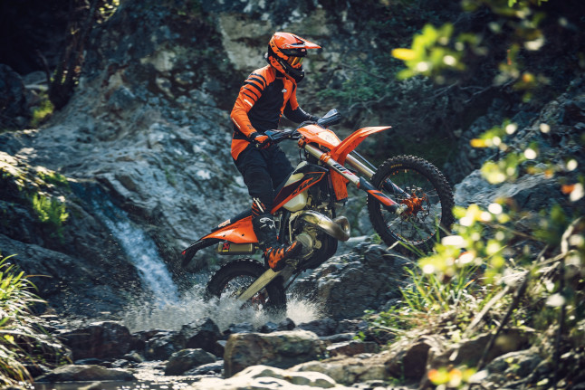 Descubre la nueva gama 2020 de enduro de KTM 1 action ktm 150 exc tpi my2020