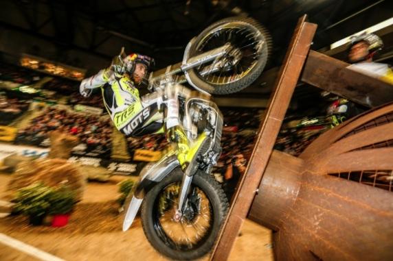Adam Raga comienza 2016 con victoria en el X-Trial de Sheffield 1