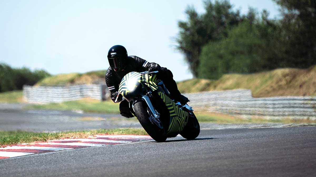 La primera supermoto de Aston Martin ya rueda en pruebas