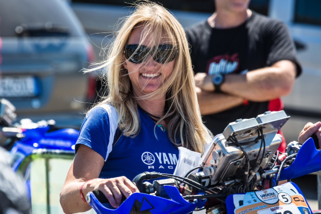 Las mujeres de Nani Roma y Stéphane Peterhansel en moto 1 andreamayeryamaha
