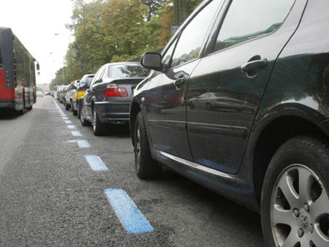 Casi 634 euros al año por aparcar el coche en la ciudad: ¿Quieres una moto? 1 aparcar en madrid