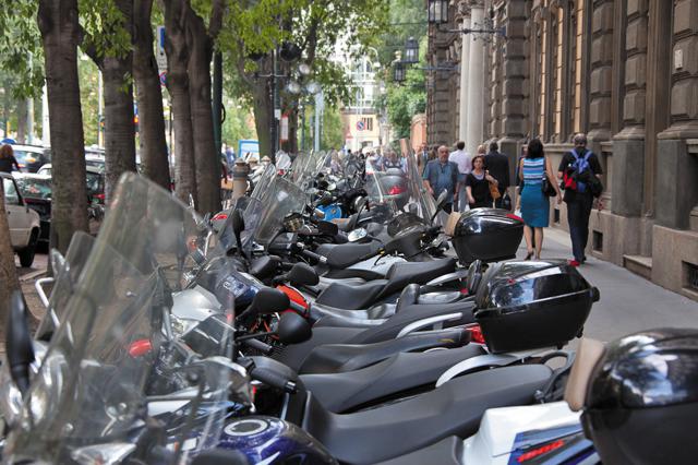 Dónde aparcar la moto sin jugártela: sin multas, sin que te la tiren... 4 aparcarmotonormativa 1
