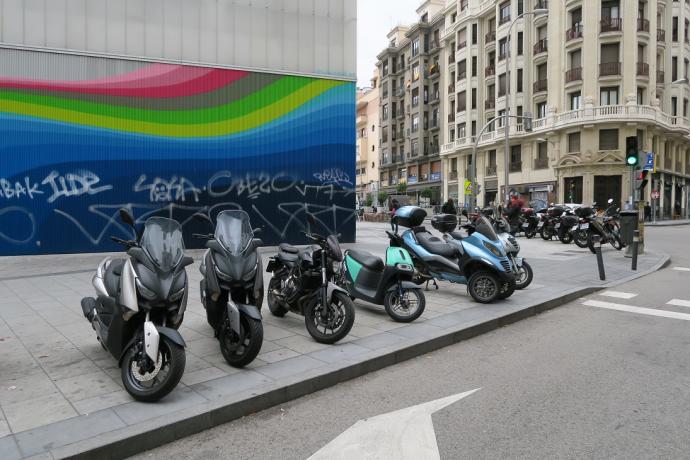 Valencia expulsa a los motoristas del carril bus y dificulta su aparcamiento 1 aparcarmotos