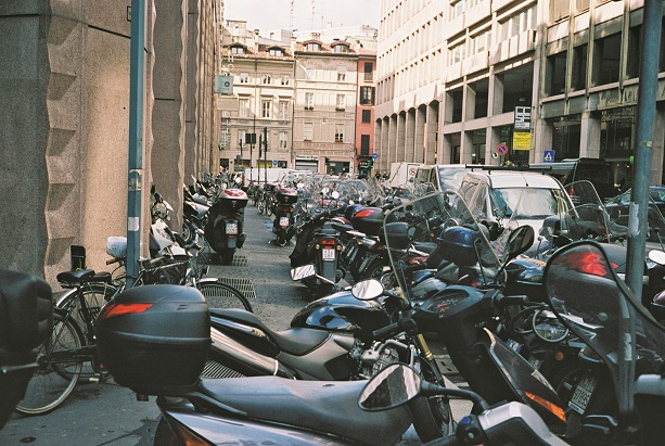 Cómo aparcar la moto sin jugártela 1 aparcarscooter