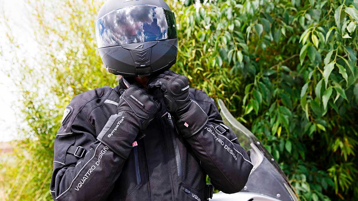 Tras el aviso de la DGT: saber de los guantes de moto obligatorios -