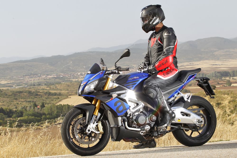 Aprilia Tuono V4 1100 RR: vaqueros o cuero