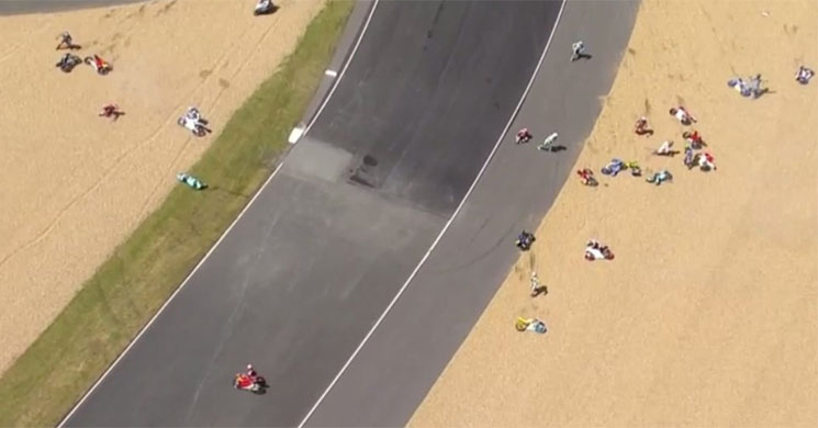 Moto3 Le Mans: Vídeo de la masiva y espectacular caída que provocó la bandera roja