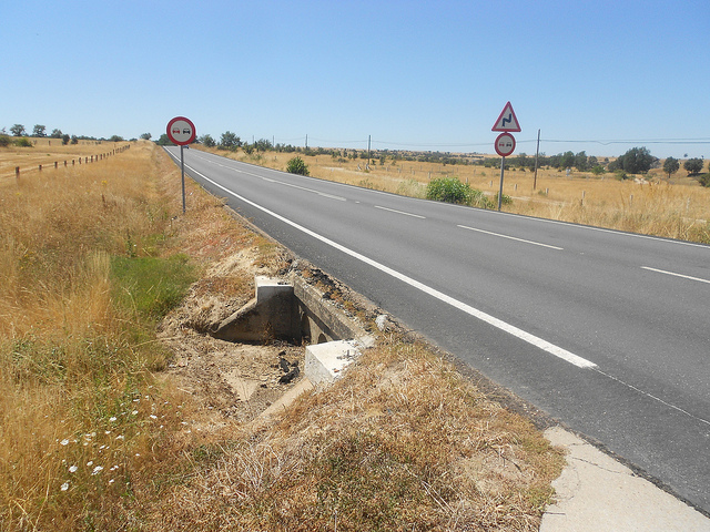 El 42% de los obstáculos de las carreteras españolas carecen de protección 1 car 1