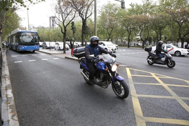Madrid prohíbe la circulación de motos por el carril bus-taxi de Castellana 1 carrilbusmotosmadrid