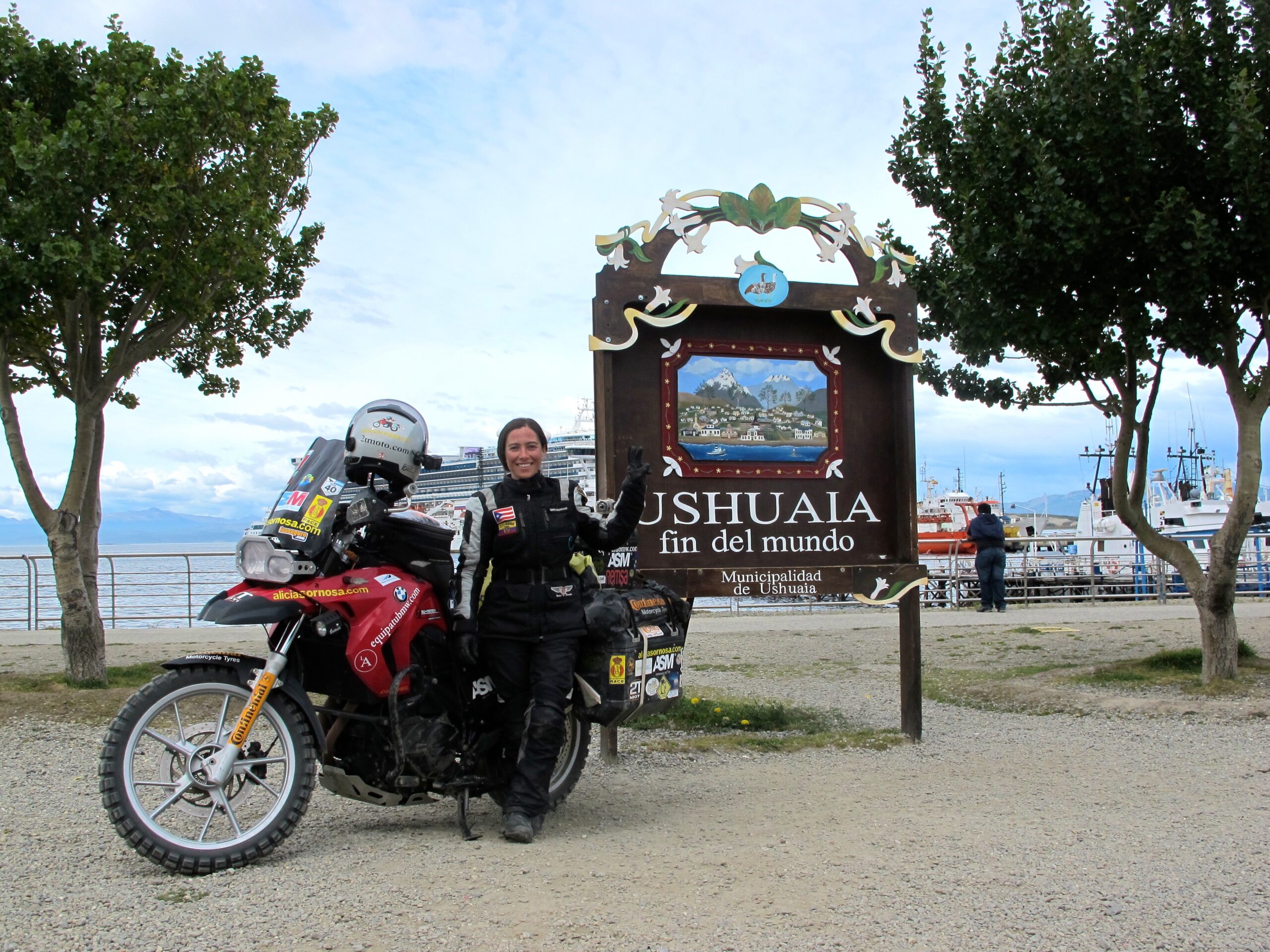 Alicia Sornosa llega a Ushuaia y acaba la vuelta al mundo 4 cartelfindelmundo scaled