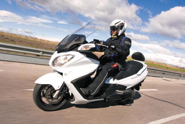 ¿Qué casco de moto modular es legal llevar abierto mientras circulamos? 8 cascosmotoabatiblejet 1