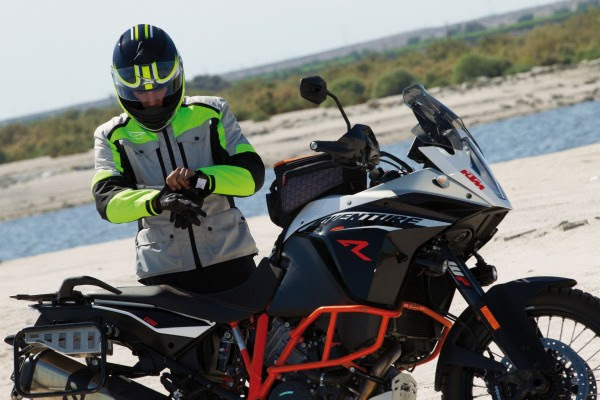 AXO lanza su nueva chaqueta touring Ford 4