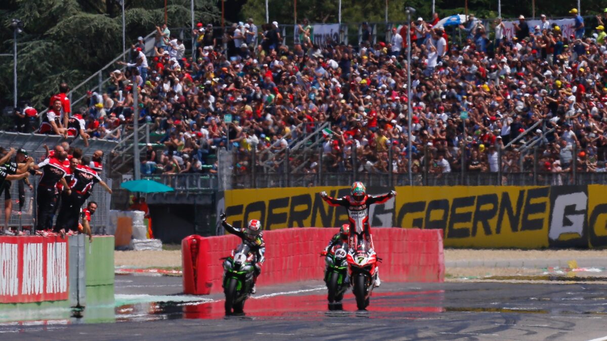 WSBK Imola: Chaz Davies vence y suma su primer doblete de la temporada 1 chazdaviesdobleteimola