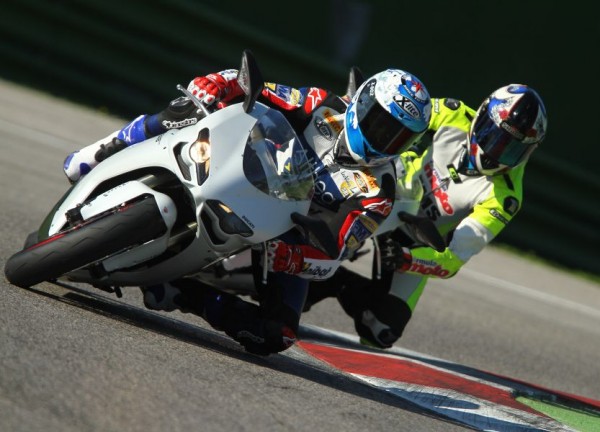 Ismael Bonilla prueba las Ducati 2011 con Carlos Checa 1 checabonilla 600x432 1