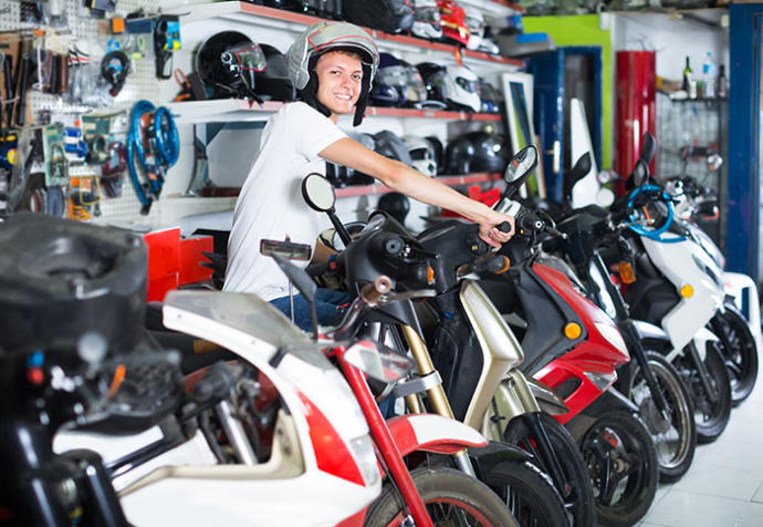 Las motos más vendidas este 2019 por CC.AA. 1 chicomotosconcesionarioistock 926632310web