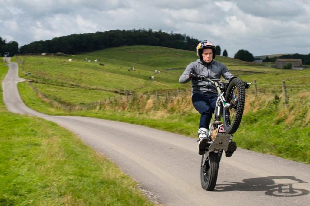 VÍDEO: Dougie Lampkin recorre el circuito de Isla de Man...¡a caballito! 1 dougielampkincaballitoislaman