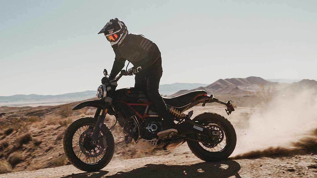 Ducati Scrambler Desert Sled Fasthouse: celebrando la victoria en The Mint 400 1 ducatiscramblerfasthouse069uc233948high