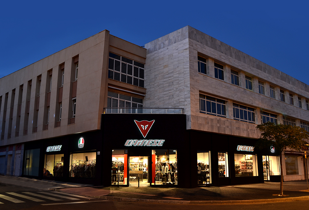 Dainese inaugura el primer D-Garage de España 1 fachadadainesehorizontalbaja