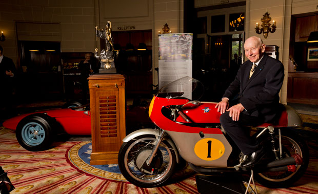 Fallece John Surtees, el único piloto campeón del mundo de motociclismo y F1 1 fallecesurtees