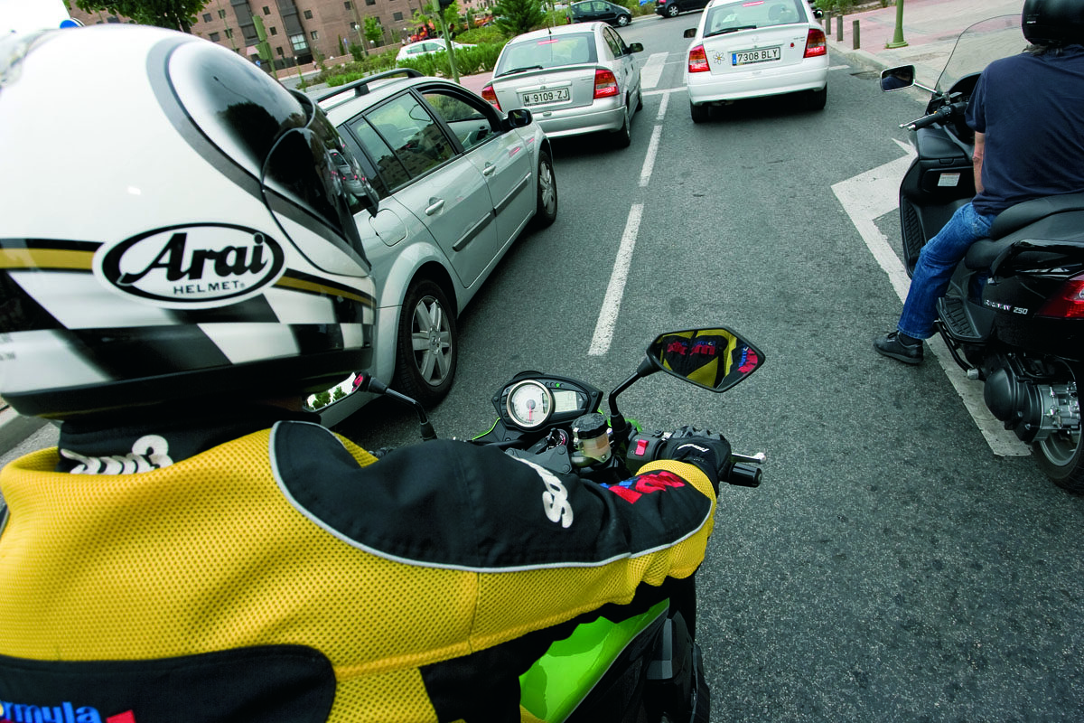 No hagas el ridículo por caerte con tu moto en parado 1 formulamoto