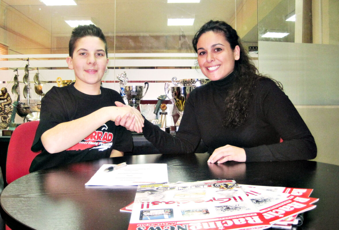 Andrea Migno, último fichaje del Team Motorrad 1 foto firma manos