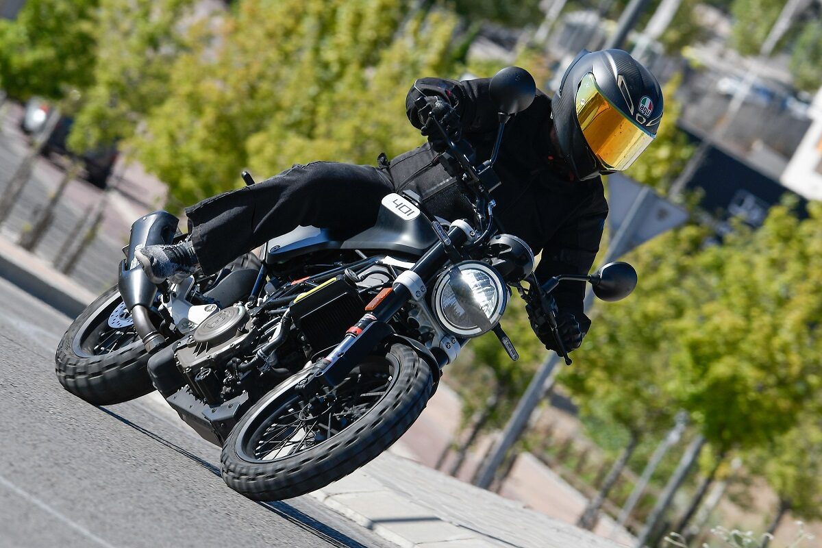 ¿Puede ser esta la naked más divertida para el carné A2? 1 husqvarnasvartpilen401