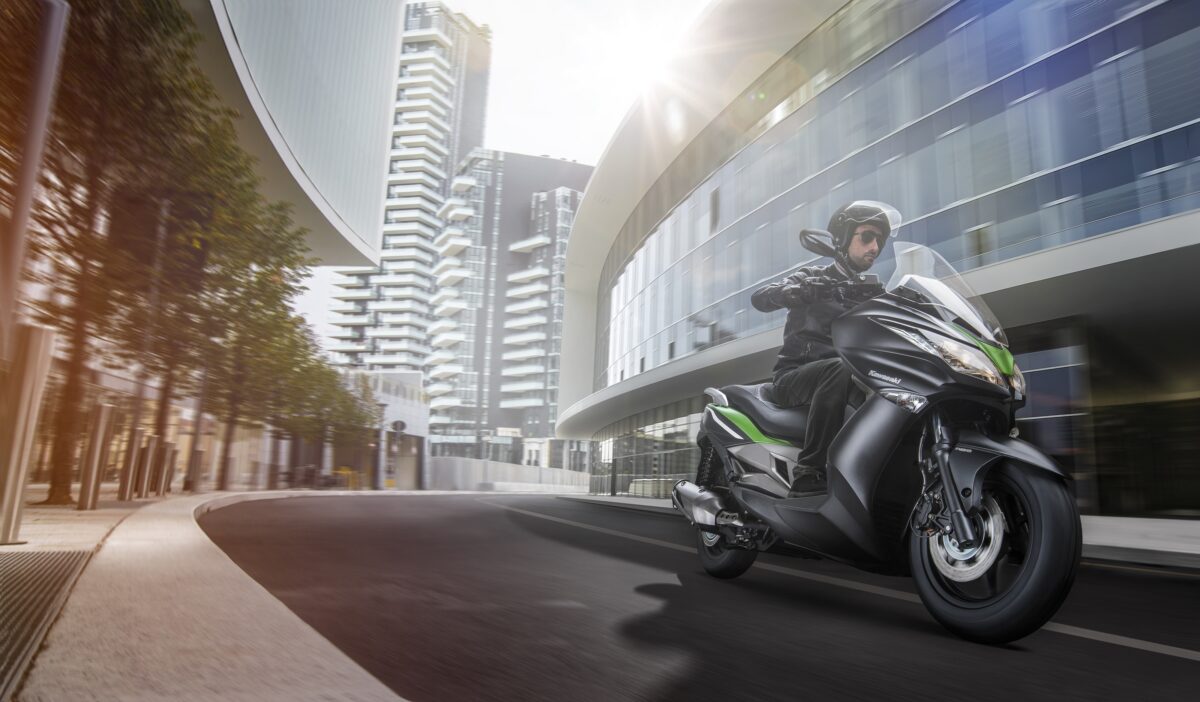 El scooter Kawasaki J300, ya a la venta 1 kawasakij3001