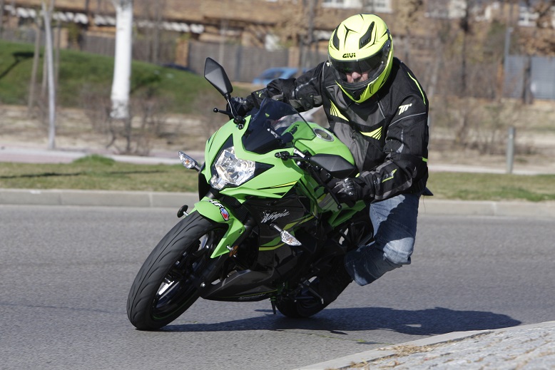 Kawasaki Ninja 300 с пилотом