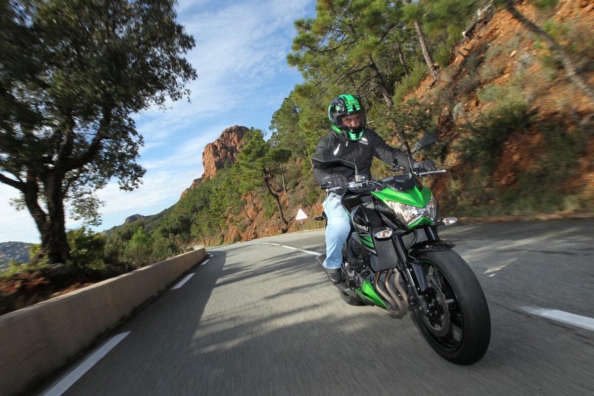 Los 100 scooter y motos más vendidos en febrero 1 kawasakiz800 1