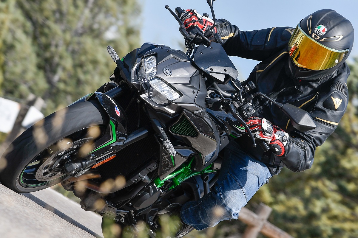 Prueba Kawasaki Z H2: La naked que quiso ser un Dragster