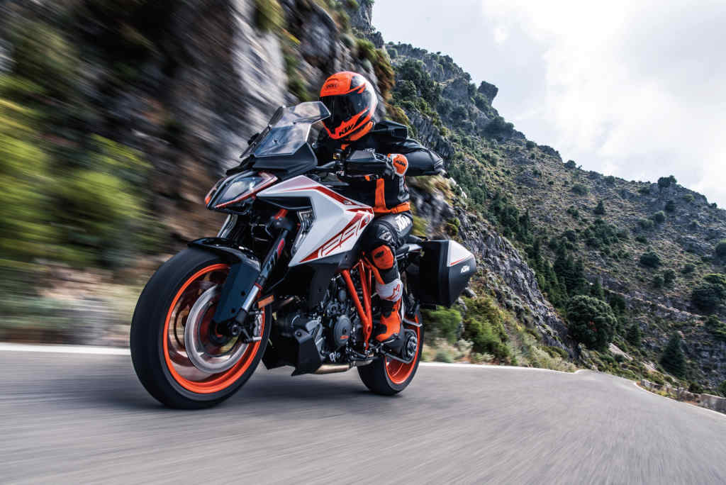 KTM 1290 Super Duke GT y R 2019: mejorando lo presente