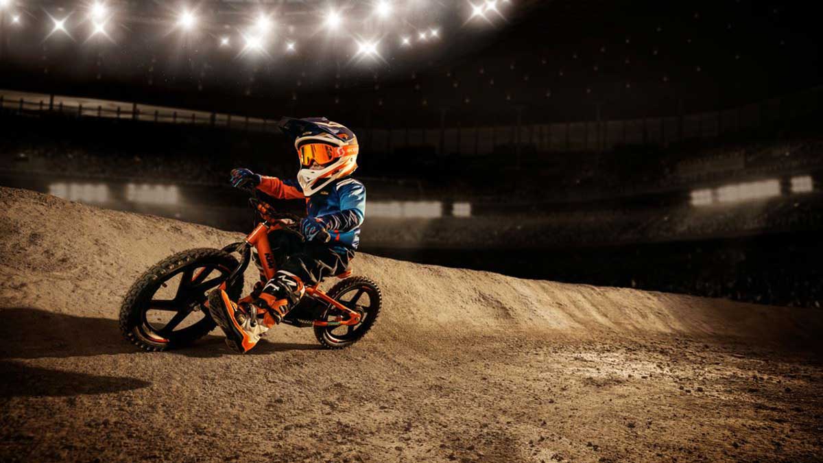 KTM Factory Replica STACYC: Gas a fondo en el pasillo de casa 1 ktm 15