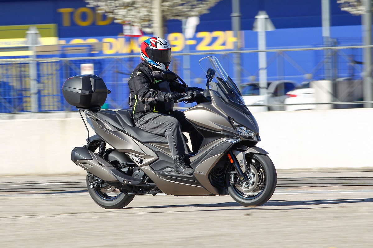 Prueba KYMCO Xciting 400S TCS: Un paso más seguro