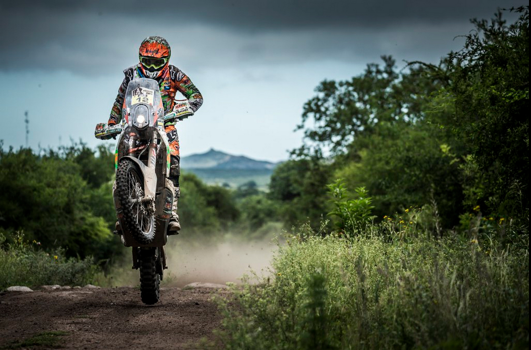 El Dakar le devuelve los 35 minutos que Laia Sanz perdió por socorrer a un piloto 4 laiasanzdevuelventiempodakar