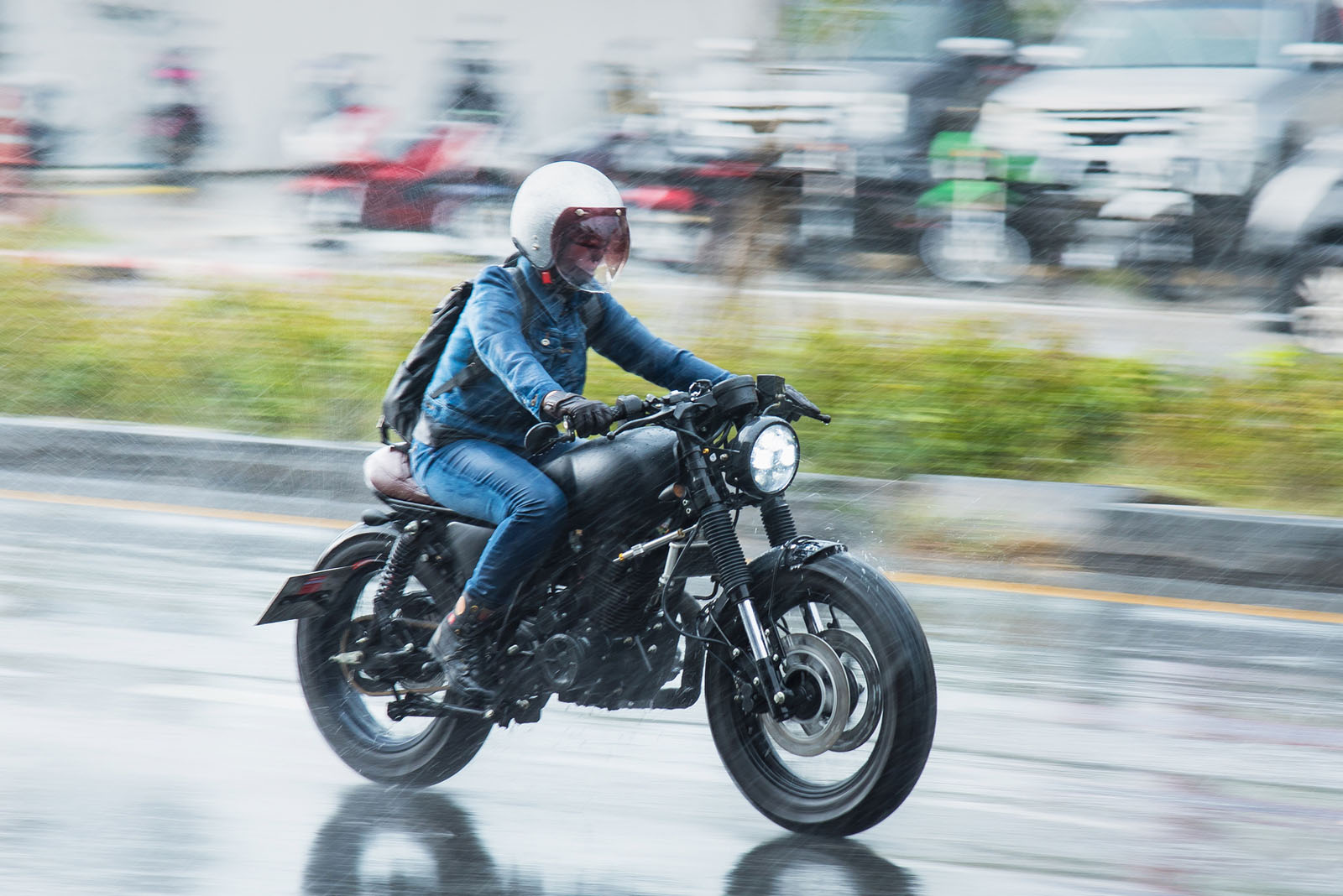 Marcas viales, conducir en moto y con mal tiempo: ¿Quién es el culpable en caso de accidente? 1 lluvia 1