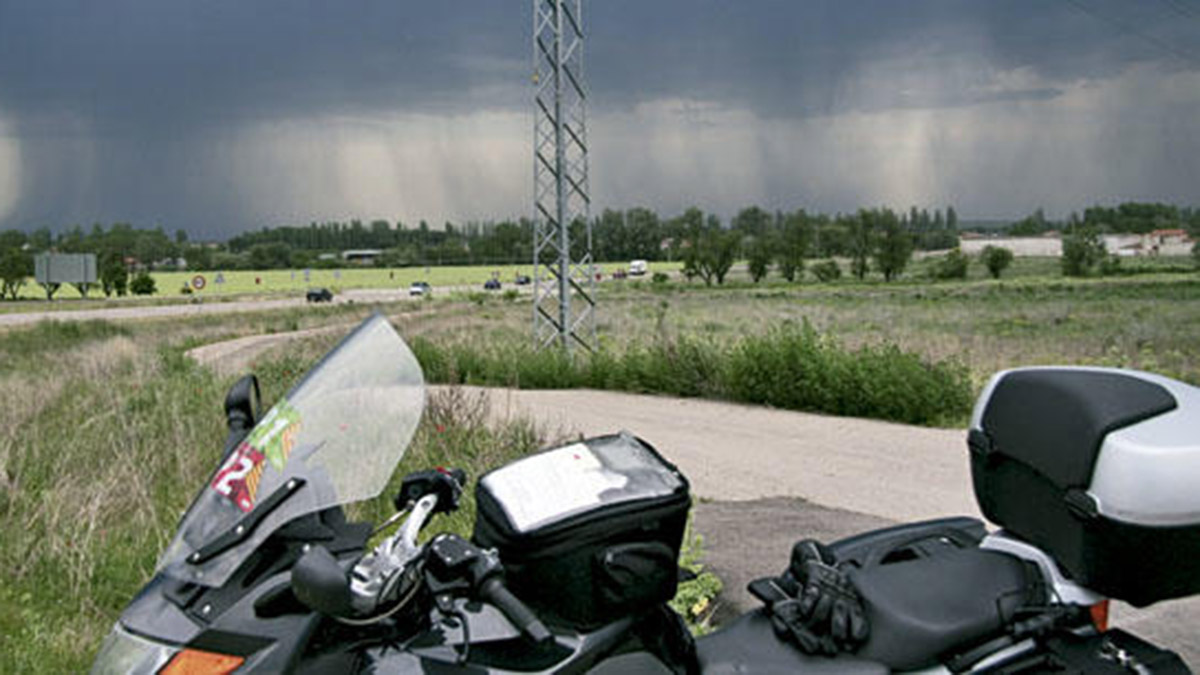 6 consejos para circular en moto con lluvia 1 localizasual de tormenta 1