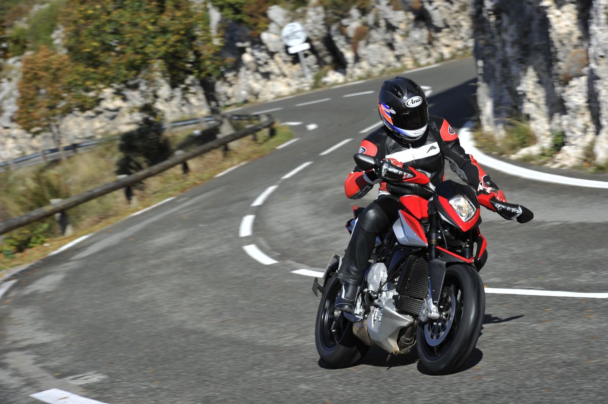 Nos subimos a la MV Agusta Rivale 800 1 m3s7678