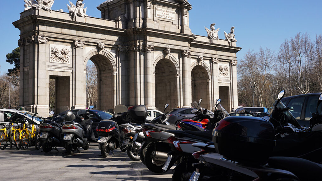 Aparcar la moto en el destino: el conductor opina 9 madridpuertasolrestriccionesmovilidad