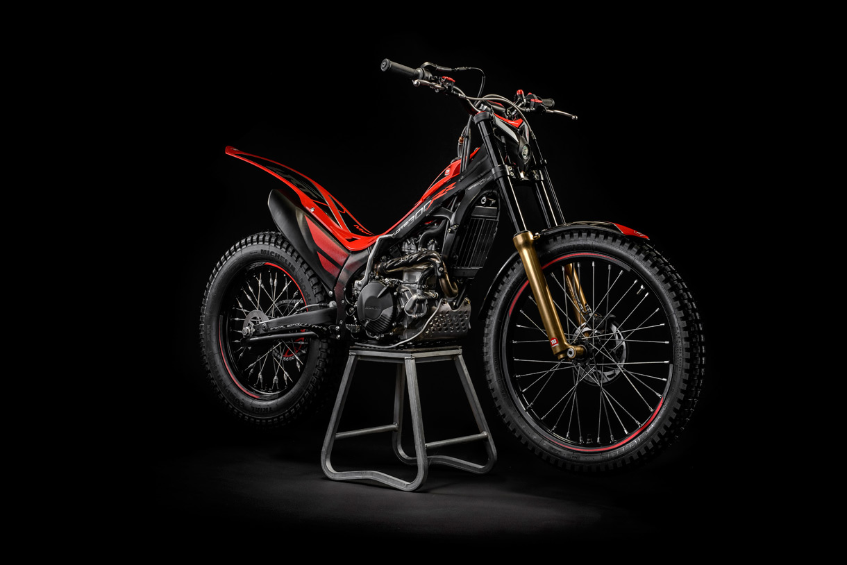 Toni Bou prueba la nueva Montesa Cota 300RR