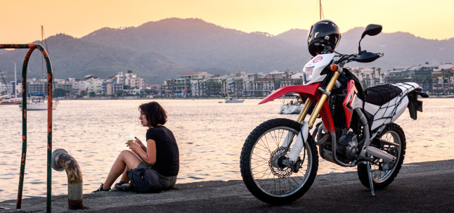 Disfruta de la moto en primavera con estas rutas sin polen 1 motera disfruta de la brisa marina para huir del polen en primavera