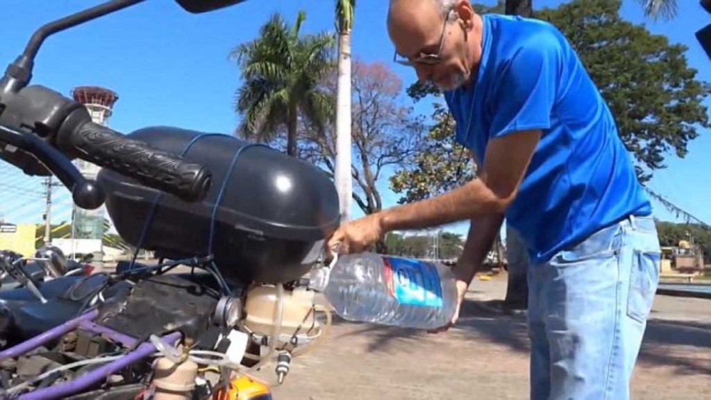 Sustituye la gasolina por un litro de agua y…¡recorre 500 km con su moto!