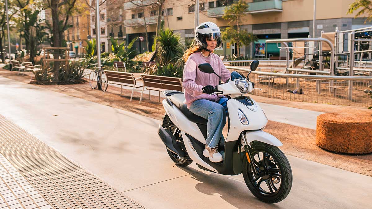 Moto scooter 50 cc en ciudad