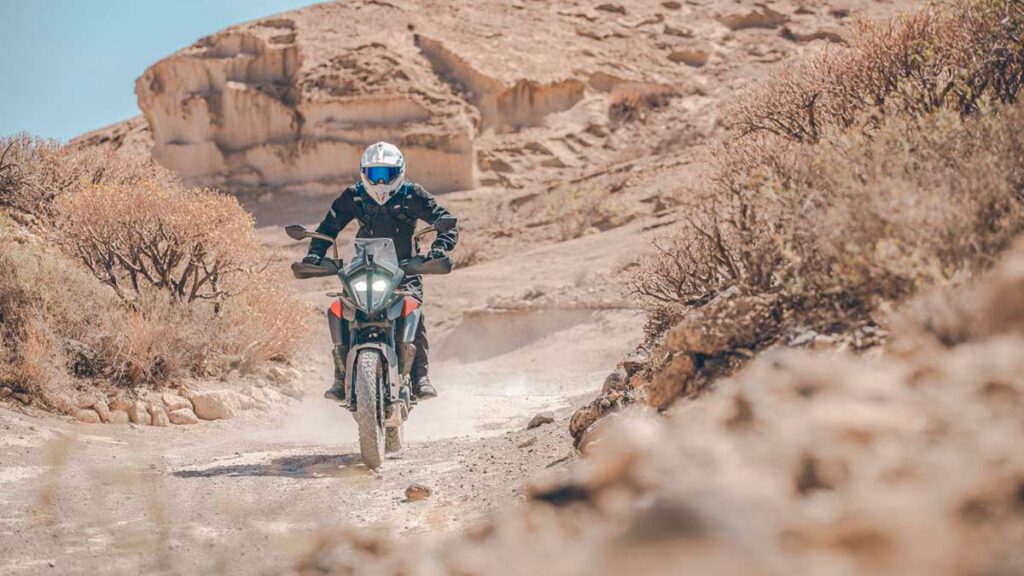 La importancia de mantener correcta la presión de los neumáticos en la moto: no te la juegues por 1 euro 9 Presión neumáticos rodando por campo