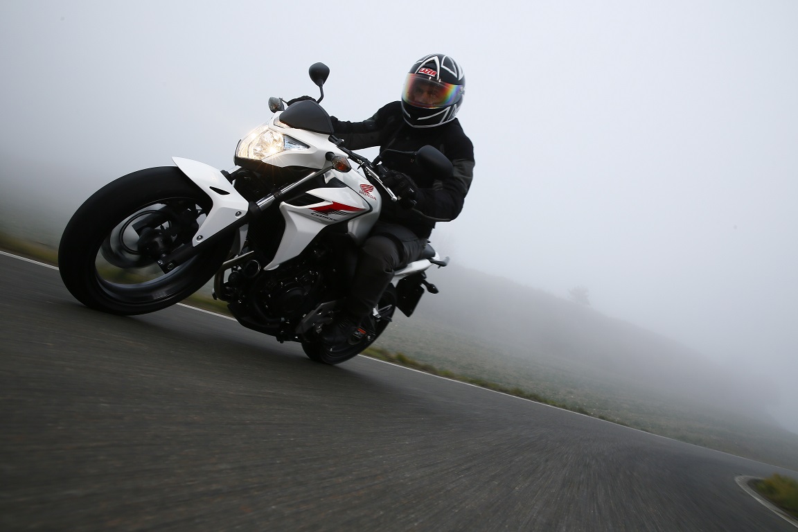 Cómo conducir en moto con niebla 1 motoenlluvia 1