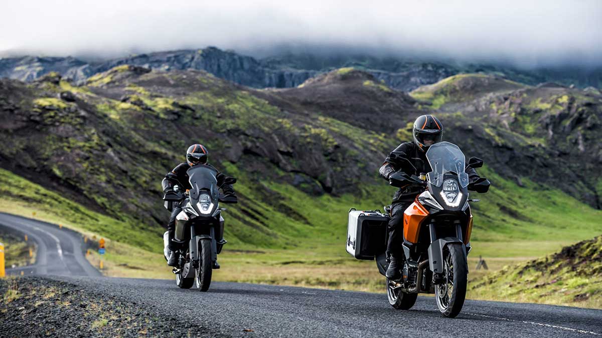 motos en carretera y paisaje