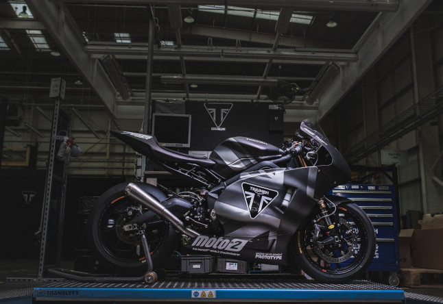 Triumph intensifica su apuesta por la competición 1 ndptriumphmoto2silverstone03