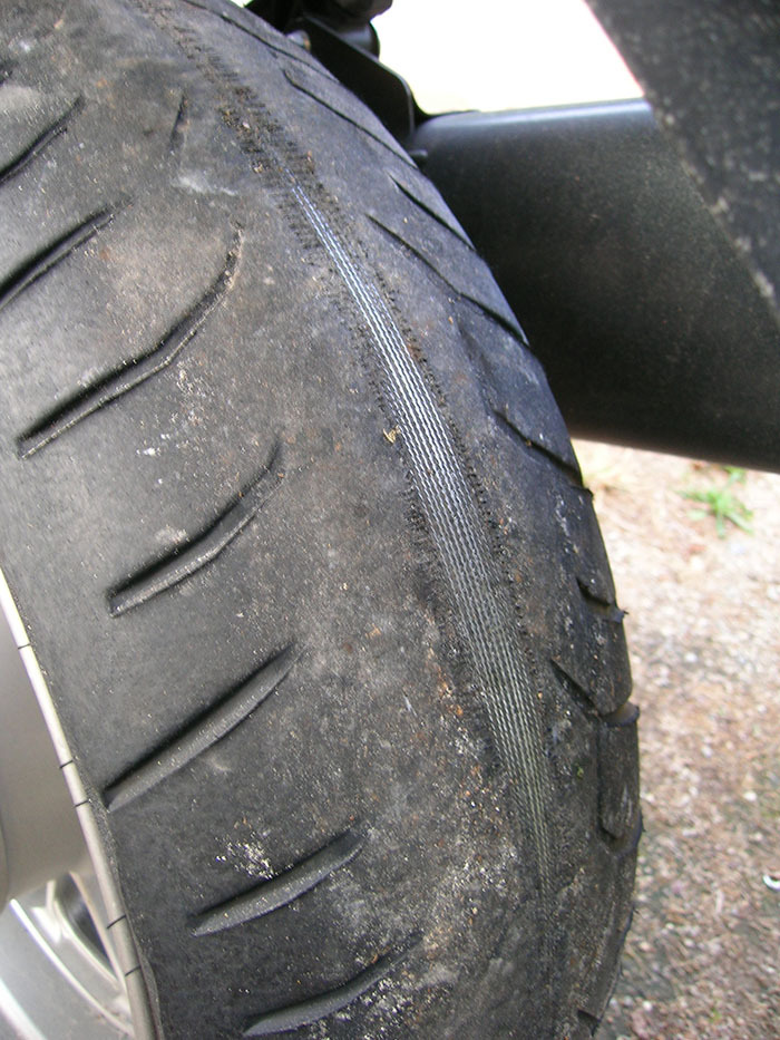 Cuándo se deben cambiar los neumáticos de la moto 7 neumaticogastado 1