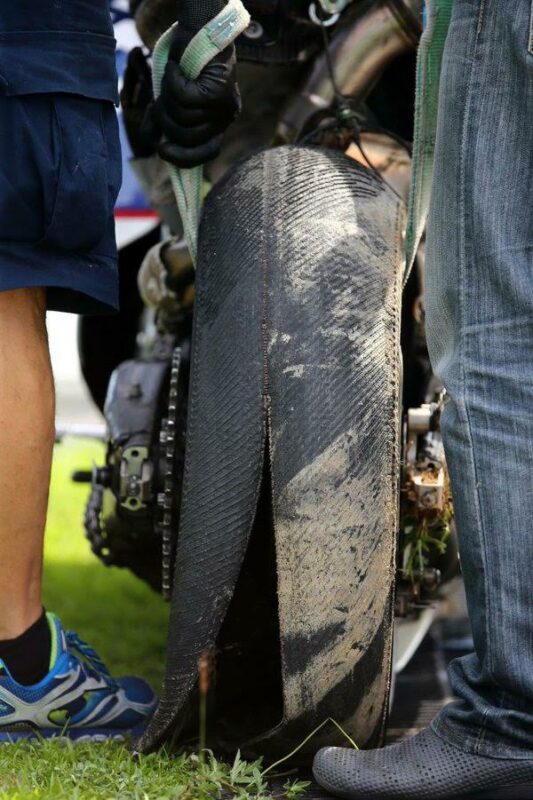 Terrorífica caída de Loris Baz a 290 km/h en Sepang. Explotó el Michelin trasero 1 neumaticolorisbaz 1