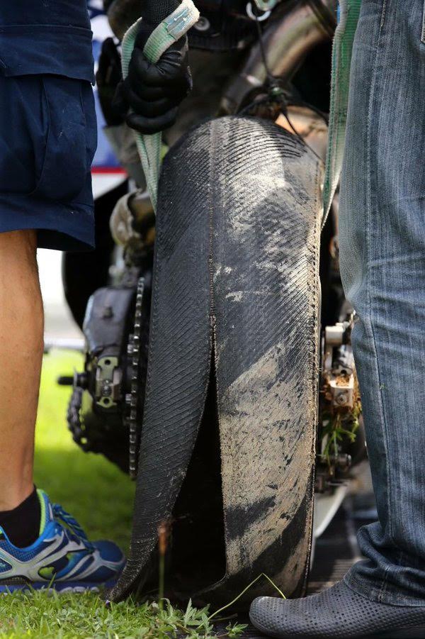 Terrorífica caída de Loris Baz a 290 km/h en Sepang. Explotó el Michelin trasero 4 neumaticolorisbaz 1
