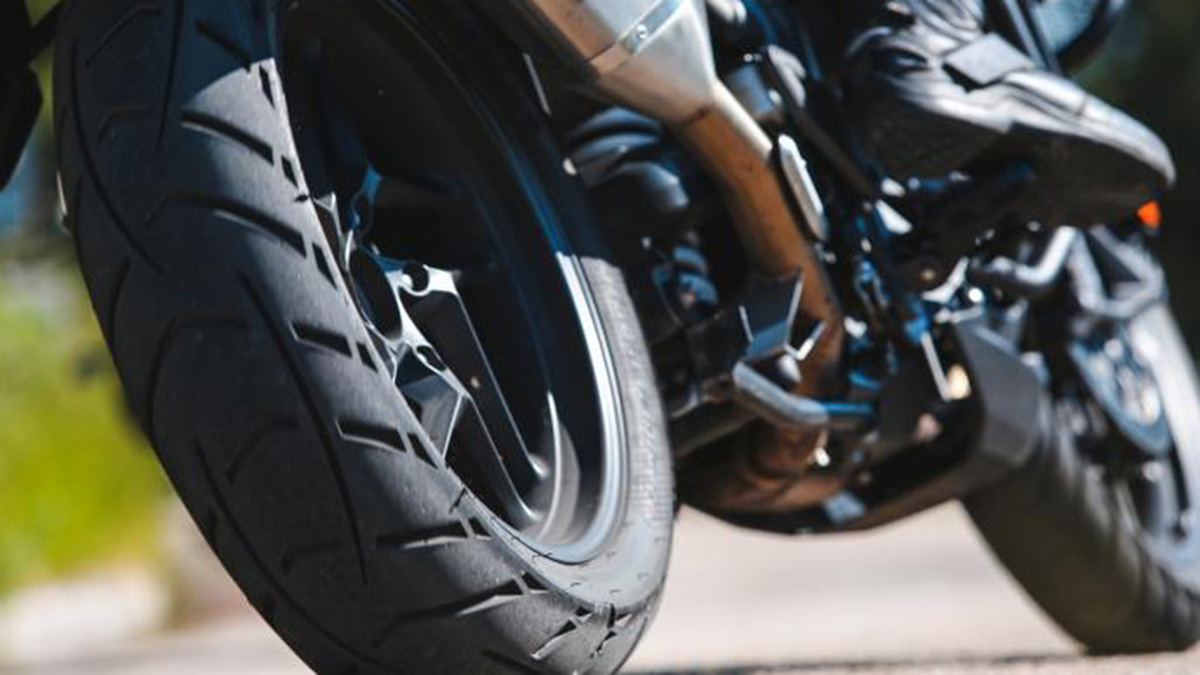 Esto es lo que debes hacer para que los neumáticos de tu moto duren más
